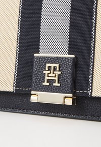 Tommy Hilfiger CROSSOVER - Sac à main - blue
