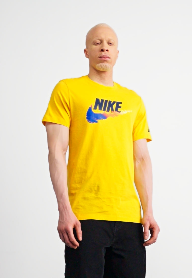 Nike Sportswear TEE - T-shirt imprimé - university gold