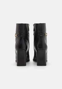 Tommy Hilfiger CHAIN BOOTIE - Bottines à talons hauts - black