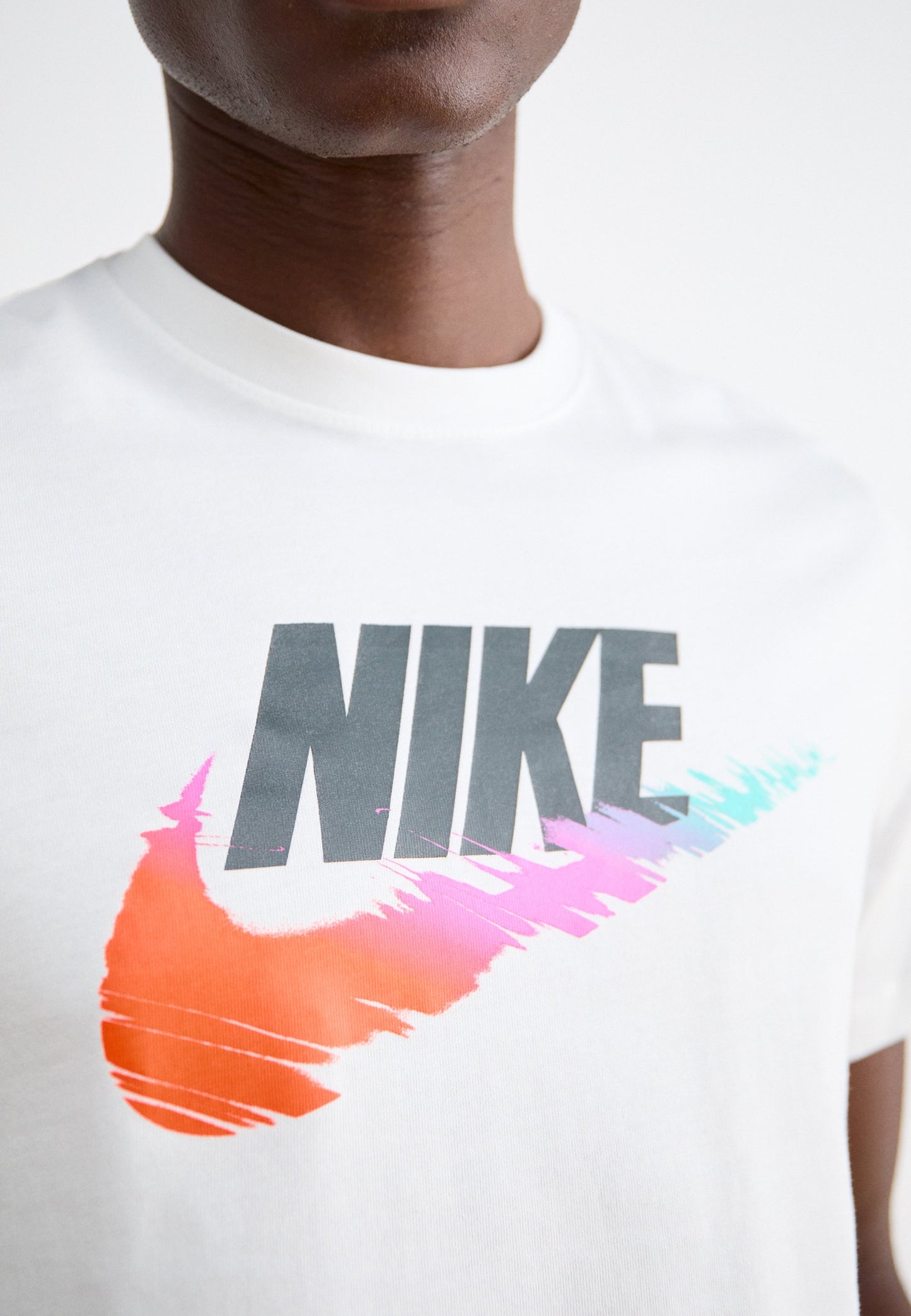 Nike Sportswear TEE - T-shirt imprimé - university gold