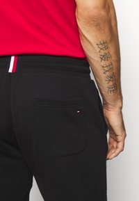 Tommy Hilfiger LOGO - Pantalon de survêtement - black